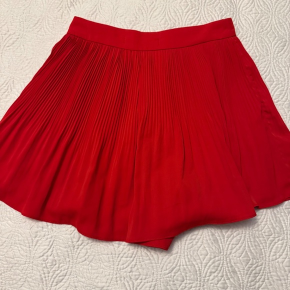 Impeccable Pig Pleated Red Shorts Small - Picture 2 of 7